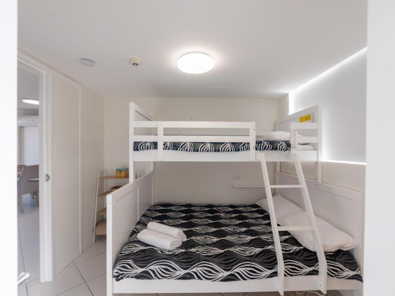 Crystal Beachfront Apartments Gold Coast Exterior photo
